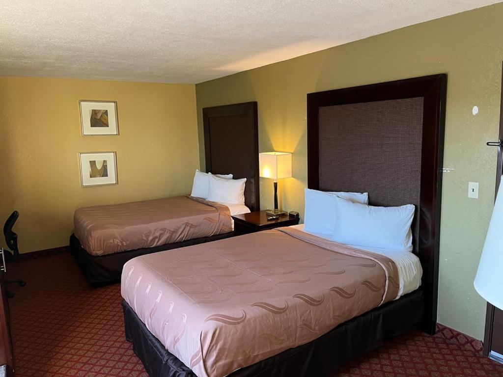 Hotel Hutchi Bell South Hutchinson Exteriér fotografie